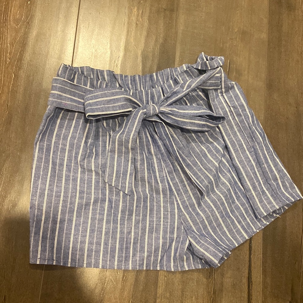 Stripped shorts from Love Tree! Adjustable tie in front, scrunchy waistband
